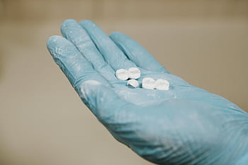 zubní implantáty, modrá rukavice, bílé zubní protézy, prostředí zubní laboratoře, Dentální protetika, Péče o zuby, zdraví zubů, stomatologické vybavení, zubní technologie, zubní praxe, Zubní profesionálové