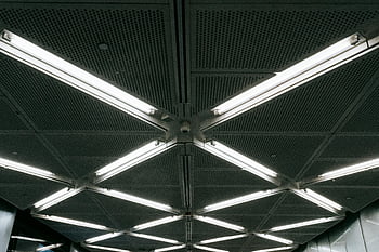 金属製の天井、 輝くランプ、 地下ガレージ、 モダンな屋内天井、 幾何学模様、 明るいLED照明、 屋内照明、 天井デザイン、 現代の照明、 ガレージの天井、 LEDランプ