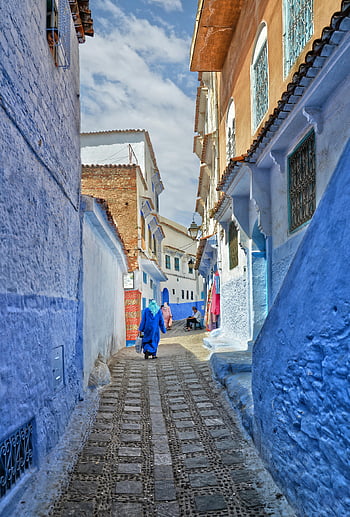 Chefchaouen, marocchino, vicolo blu, strada stretta, gente che cammina, vibrante blu, architettura tradizionale, Path Cobblestone, destinazione culturale, fotografia di viaggio, scena di strada
