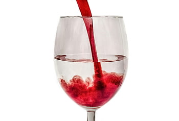 vino rosso, vetro trasparente, vino versare, avvicinamento, sfondo bianco, bicchiere di vino, liquido rosso, bevanda, bere, alcool, rinfresco