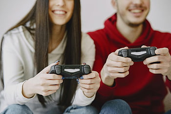 Glimlachende vrienden, vrijetijdskleding, gamepads, vrolijk stel, Video games spelen, genieten van vrije tijd, binnengamen, Videogame -controllers, Casual gaming, vrienden gamen, indoor plezier