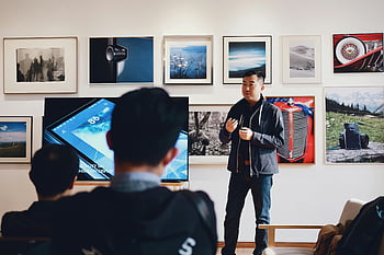 mand, fladskærms-tv, fotos baggrund, præsentation, moderne kunstgalleri, engagerende publikum, Indstilling af kunstgalleri, Præsentationsindstilling, publikums engagement, Galleribilleder, Moderne galleri