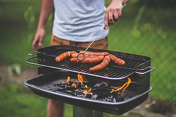 Grill Man, klobásy, otevřený plamen, venku, Letní kuchaři, grilování, venkovní vaření, klobásy na grilu, muž vaření, otevřený oheň