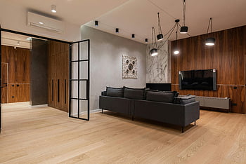 canapea confortabilă, televizor, sufragerie, pereți de lemn, Lămpi creative, iluminatul modern, panouri din lemn, sufragerie contemporană, Cameră spațioasă, negru canapea, lămpi de suspendare
