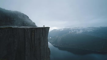 Preikestolen, Noorwegen, bergklif, dramatische weergave, mist, fjord, twee personen, natuurlijk landschap, prachtig uitzicht, buiten avontuur, reisbestemming