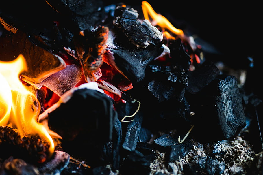 uhlí v ohni, hořící uhlí, jasně oranžové plameny, zářící uhlíky, intenzivní detail, požární fotografie, Plameny uhlí, Ember Glow, uhlí požár