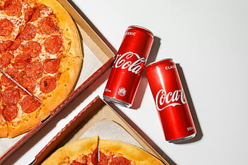 COCA-COLA CANS, pepperoni pizza, Komborie rychlého občerstvení, detailní záběr, coca-cola, pizza, Fast Food, Klasická Coca-Cola, fotografování potravin, styling potravin, prezentace potravin