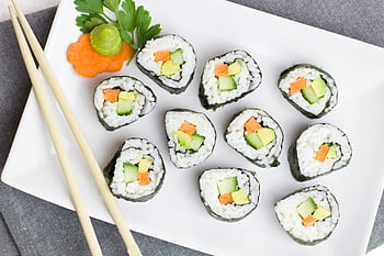 Kalifornien Maki, Gemüse -Sushi -Brötchen, Essstäbchen, Wasabi, weiße Platte, Ansicht von oben, Sushi, japanisches Essen, Vegetarisches Sushi, gesundes Essen, Esstisch
