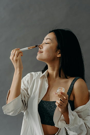 asiatische Frau, Selbstversorgung, Gesichtsroutine, Tonmaske, Make-up Pinsel, gesunde Haut, Hautpflege, Schönheit, natürliche Schönheit, Hautpflege-Routine, Selbstpflegeroutine