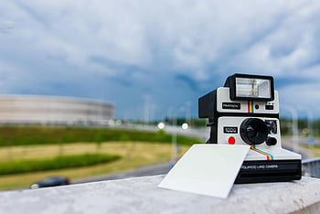 polaroid fotoaparát, okamžitá kamera, fotopapír, městské fotografie, rozmazané panoráma města, klasický fotoaparát, venkovní fotografie, vinobraní fotoaparát, instantní fotografie, pozadí města, Polaroid 1000