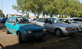 opel corsa, Ford Scorpio, Carros de 1990, Chalon Sur Saone, carros antigos, carros estacionados, Carros europeus, carro compacto, carro de sedan, placas de carro, estacionamento arborizado