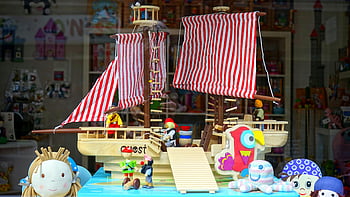 Finestra del negozio di giocattoli, nave di legno, Animali di peluche colorati, display vibrante, nave in miniatura, negozio di giocattoli, nave pirata, peluches, esposizione di giocattoli, vetrina, giocattoli per bambini