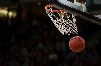 basketbalový koš, basketbalové hřiště, basketbalový zápas, Rychlá hra, míč přes obruč, sportovní vzrušení, Akce basketbalu, síť, halové sporty, sportovní fotografie, Herní moment