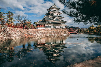 Matsumoto Kalesi, Japonya, sonbahar, Sakin Gölü, yansıma, bulutlu gökyüzü, geleneksel mimarlık, tarihi mekan, kültürel dönüm noktası, doğal güzellik, seyahat hedefi