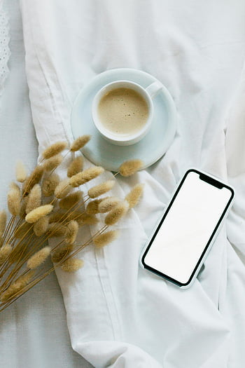 kaffe, smartphone, græs blomst, fladt læg, hvidt tæppe, hyggelig, tørrede blomster, kop kaffe, Moderne telefon, Minimalistisk opsætning, livsstilsfotografering