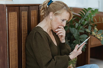 starší žena, chytrý telefon, uvnitř, rostlin, Útulný výzdoba, hluboce soustředěný, Domácí pokoj, ohromen, starší, využití technologie, Domácí nastavení