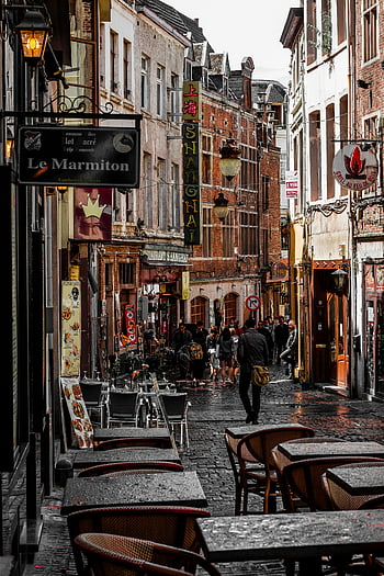 vicolo, uomo che cammina, Les Bons Villers, caffè, negozi, giorno di pioggia, Street vivace, posti a sedere all'aperto, strada di ciottoli, Segni del ristorante, architettura europea