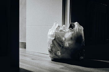 odpadky u dveří, Dimaly osvětlená místnost, Igelitová taška, plné odpadků, odpad, recyklace, vnitřní odpad, Environmentální obavy, likvidace odpadků, temná místnost, plastový odpad