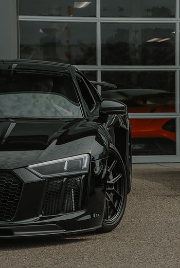 Černý Audi R8, Elegantní supercar, vnitřní parkování, Reflexní sklo, dynamický pohled, černé auto, luxusní vozidlo, Vysoce výkonné auto, moderní design, autosalonu, automobilové fotografie