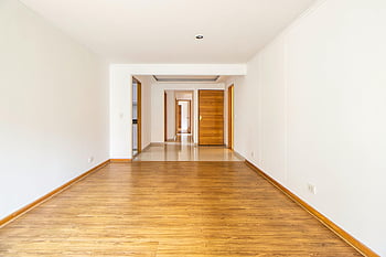 boş iç, Beyaz duvarlar, ahşap zemin, geniş daire, modern yaşam, boş oda, minimalist tasarım, temiz alan, parlak iç mekan, çağdaş ev