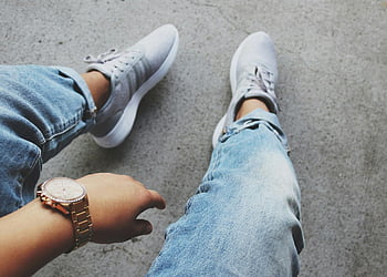 Šedé tenisky adidas, modré džíny dna, ležérní vzhled, Stylový outfit, džíny denim, tenisky, náramkové hodinky, móda, pouliční styl, neformální móda, životní styl