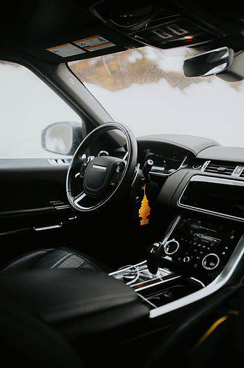 musta salonki, moderni auto, tyylikäs sisustus, loistoauto, tyylikäs kojelauta, ohjauspyörä, auton sisustus, musta nahka, auton suunnittelu, ajoneuvon sisustus, kojelaudan suunnittelu