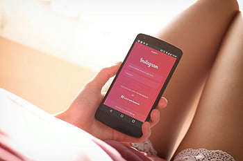 nő gazdaság smartphone, fekete smartphone, Instagram bejelentkezési képernyő, beltéri pihenés, okostelefon az Instagram -szal, beltéri kikapcsolódás, okostelefon a kezében, Nő pihentető, okostelefon képernyő, instagram app, beltéri környezet