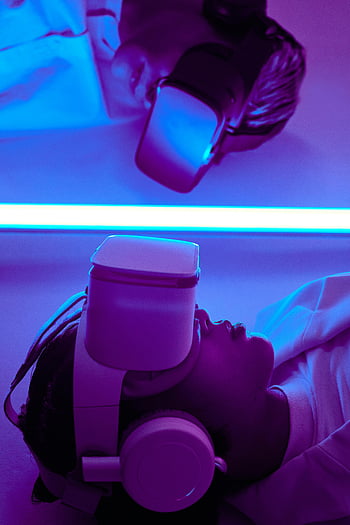 vr sluchátka, detailní záběr, neonová světla, Futuristická témata, virtuální realita, pohlcující zkušenost, technologie, zábava, dva lidé, vr box