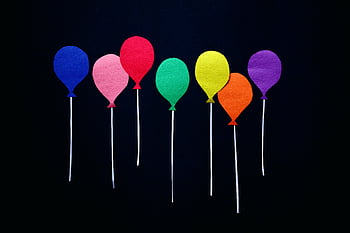 palloncini colorati, sfondo nero, palloncini di carta vibranti, sfondo scuro, celebrazioni, temi di progettazione, decorazioni festive, arredamento per feste, colori luminosi, mestieri di carta, elementi decorativi