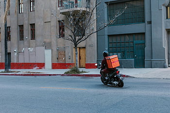 Kurier, Motorrad, städtischen Umfeld, Straßenansicht, Lieferung, Stadt, Fahrer, Helm, orange Rucksack, Gebäude, Baum