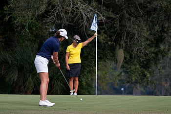 Donne che giocano a golf, corso di golf, mettere verde, club di golf, bandiera del golf, sport all'aperto, golfisti, Abbigliamento da golf, attività di golf, erba verde, alberi sullo sfondo