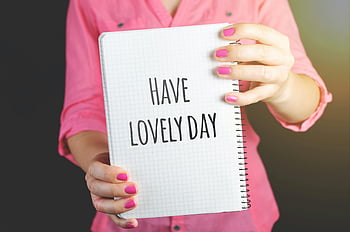 žena, růžové šaty, grafický zápisník, Přeji krásný den, pozitivita, růžové tričko, notebook, motivační poselství, Povznášející citát, inspirativní, značka pozitivity