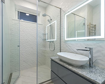 salle de bain moderne, douche sans rendez-vous, Miroir éclairé par LED, salle de bain élégante, salle de bain contemporaine, évier, comptoir en marbre, douche en verre, évier moderne, Conception de salle de bain, intérieur de la salle de bain