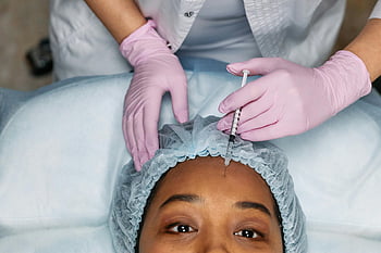 حقن البوتوكس،  الجبهة البوتوكس،  التجميل،  عن قرب،  جبهة المرأة،  التجميل الحديثة،  علاج تجميلي،  حقن الوجه،  علاج جمالي،  قفازات طبية،  حقنة