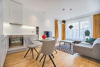 Soggiorno in stile scandinavo, arredamento moderno, tavolo di vetro, due sedie, arredamento del soggiorno, cucina, finestra, elegante interno, design contemporaneo, pavimento di legno, luci a sospensione