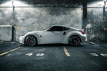 Moderní sportovní auto, bílé sportovní auto, městská garáž, Současný automobilový design, stylové auto, parkoviště, městské parkování, elegantní design, moderní vozidlo, Přehlídka automobilu, Interiér garáže
