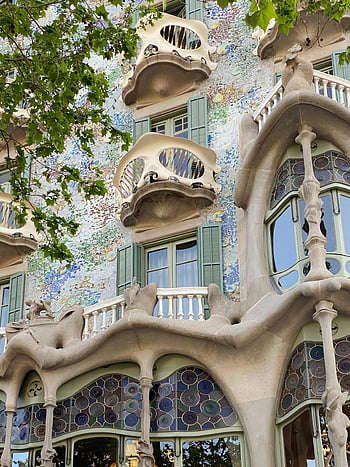 Casa Batlló, Barcelona, unique façade, vibrant mosaic, organic forms, Antoni Gaudí, architectural masterpiece, modernist building, colorful tiles, iconic landmark, Spain