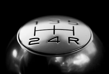 Buton de schimbare inoxidabil, fotografie aproape, oțel inoxidabil, schimbător de viteze, Fundal negru, Close-up detaliat, piese auto, Accesorii auto, transmisie manuală, butonul de schimbare, Finisaj metalic