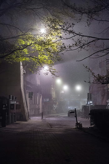Foggy Night Street, Lublun Polska, Świecające światła uliczne, atmosferyczna atmosfera, Dim Street, światła, budynek, nocna scena, miejska noc, miejskie światła, mglista atmosfera
