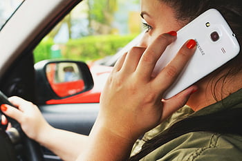 Nő vezetés, okostelefon, a közúti biztonság, autó, közelkép, beszél telefonon, sofőr elvonás, jármű, kéz a kormánykeréken, Mobiltelefon használat, forgalmi biztonság