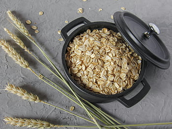 fiocchi d'avena, pentola nera, gambi di grano, superficie strutturata, distesa piatta, cereali integrali, cibo salutare, ingredienti naturali, Stile rustico, Opzioni per la colazione