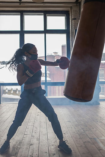 Woman Boxer, boxovací pytel, tělocvična, halový trénink, zaměření a síla, Černý boxer, cvičení, boxovací rukavice, maska, těžká taška, Vnitřní cvičení