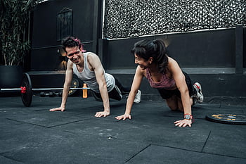 Liegestütze, trainieren, Mexiko -City -Fitnessstudio, Mann und Frau, lächelnd, Fitness, Übung, Fitnessstudio, Training im Freien, gesunder Lebensstil, Ausbildung