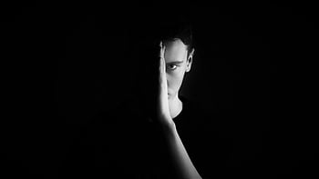 Schwarzweiss-Portrait, launisches Porträt, hohe Kontrastbeleuchtung, Studioeinstellung, Männerporträt, Schwarz-Weiß-Fotografie, dramatische Beleuchtung, Studiofotografie, Portraitfotografie, monochromes Porträt, dunkler Hintergrund