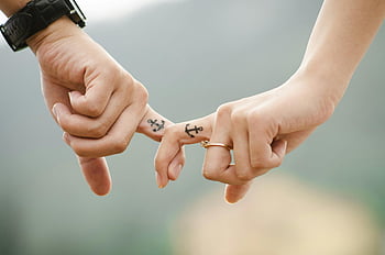 ancora tatuaggi, Dita intrecciate, uomo e donna, indice, Tatuaggi di coppia, simboli di relazione, tatuaggi dito, simbolo di ancoraggio, Gesti romantici, gesti delle mani, simboli d'amore
