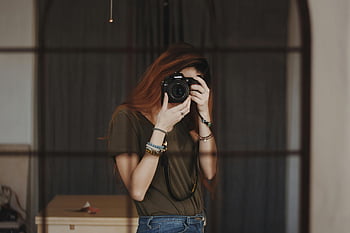 autoportrét, zrcadlo, dslr fotoaparát, fotografka, Vnitřní nastavení, žena pořizování fotografií, odraz, fotografování, Neformální outfit, náramek, fotografování v interiéru