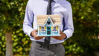 miniaturní dům, investice do nemovitostí, obchodní profesionál, dekorativní miniatura, Holding House, Symbol nemovitosti, Miniaturní domov, koncept nemovitostí, Miniaturní vlastnost, Realitní model