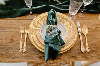 impostazione della tabella, stoviglie eleganti, Anello di tovagliolo personalizzato, sofisticato verde e oro, eventi festivi, posate d'oro, tovagliolo verde, piatto di caricabatterie dorato, arredamento da tavola festivo, pranzo elegante, impostazione del tavolo delle vacanze
