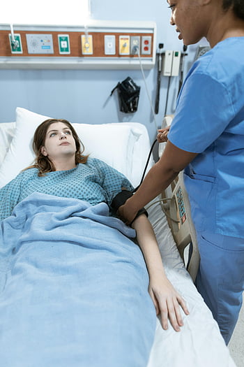 ナース、 血圧の測定、 患者、 病院の環境、 健康管理、 スクラブ、 バイタルサイン、 医療、 医療従事者 ; 医療機関、 病院用ベッド、 患者ケア