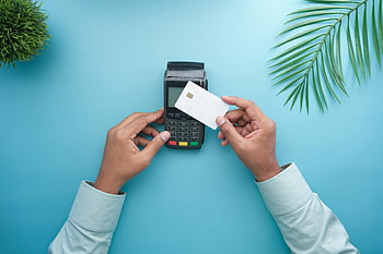 Bezkontaktní platba, kreditní karta, platební terminál, ruce, minimální pozadí, Stylový design, finanční transakce, moderní platba, bezkontaktní technologie, způsob platby, modré pozadí